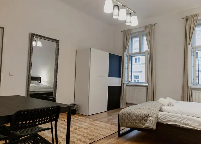 Spacious Two Bedroom Near Wiener Stadthalle *