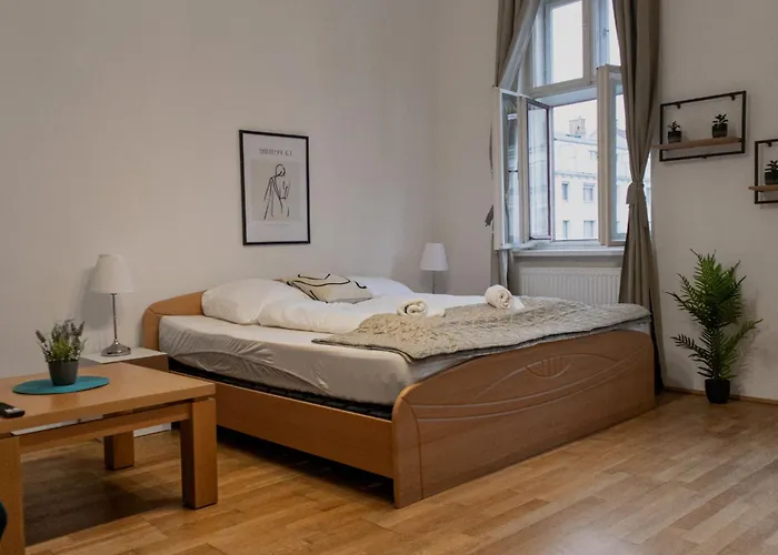 Spacious Two Bedroom Near Wiener Stadthalle *