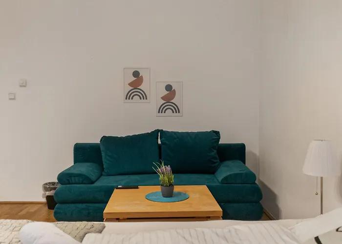 Spacious Two Bedroom Near Wiener Stadthalle * Viena
