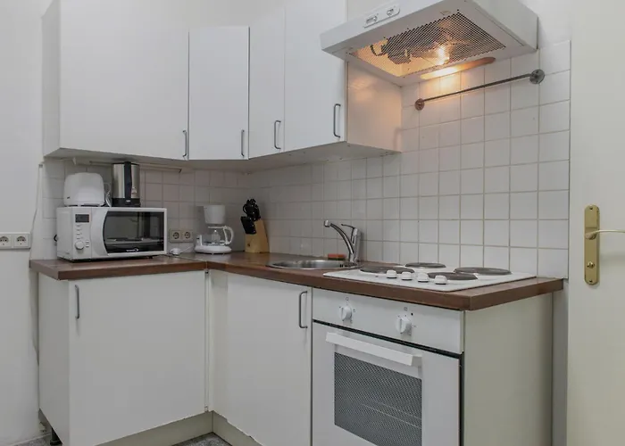 Spacious Two Bedroom Near Wiener Stadthalle * Viena