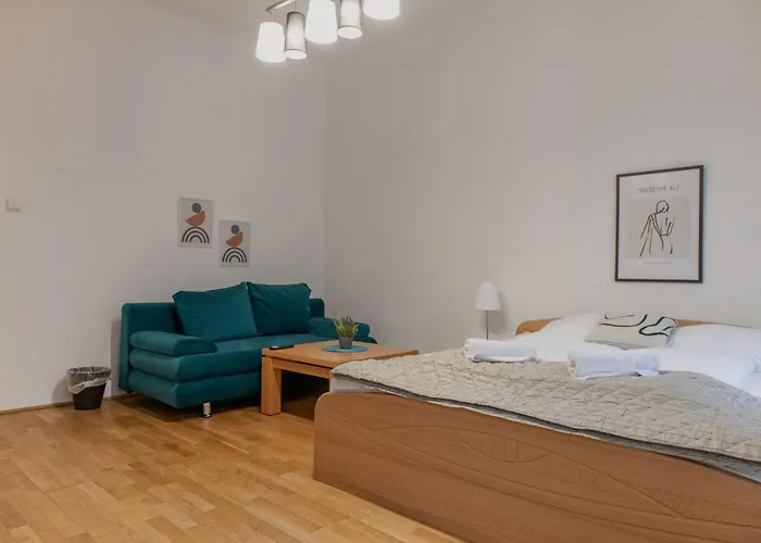 Spacious Two Bedroom Near Wiener Stadthalle *