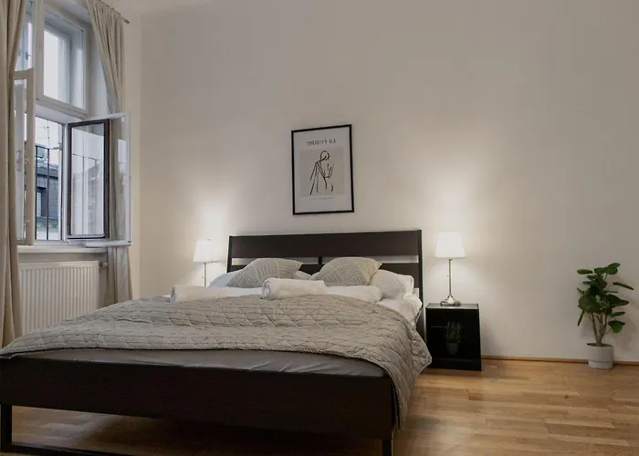 Spacious Two Bedroom Near Wiener Stadthalle Apartamento Viena
