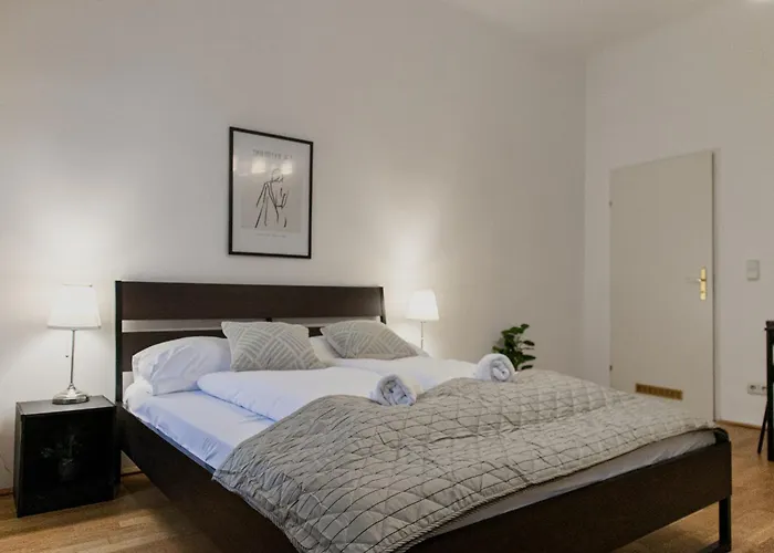 Spacious Two Bedroom Near Wiener Stadthalle Apartamento *