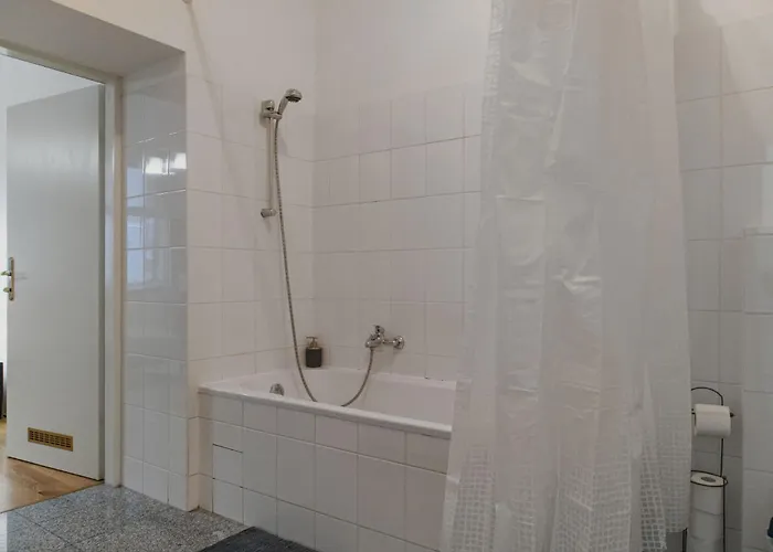 Spacious Two Bedroom Near Wiener Stadthalle *