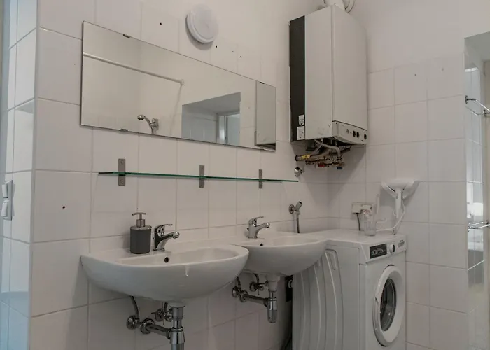 Spacious Two Bedroom Near Wiener Stadthalle