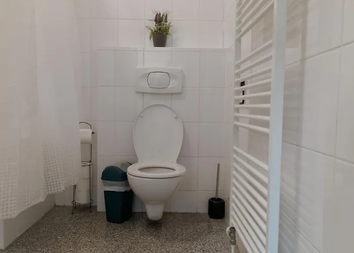 Spacious Two Bedroom Near Wiener Stadthalle *