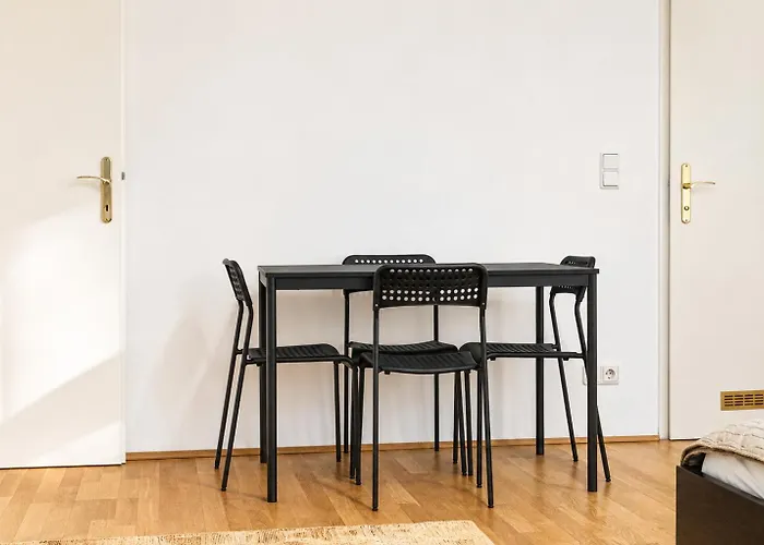 Spacious Two Bedroom Near Wiener Stadthalle