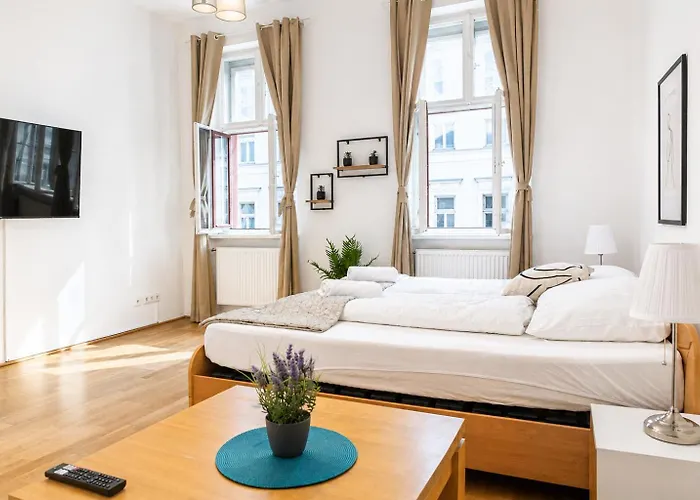 Spacious Two Bedroom Near Wiener Stadthalle
