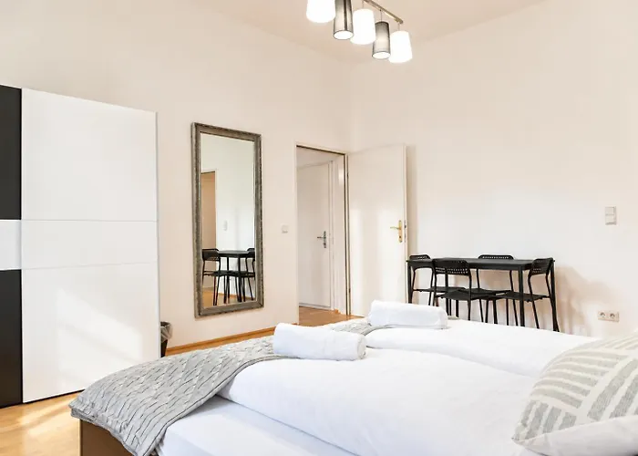 Spacious Two Bedroom Near Wiener Stadthalle Apartamento