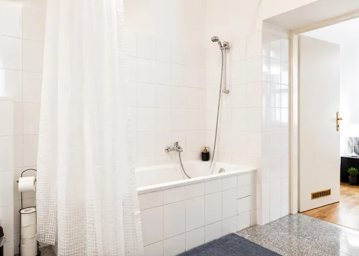 Apartamento Spacious Two Bedroom Near Wiener Stadthalle Viena