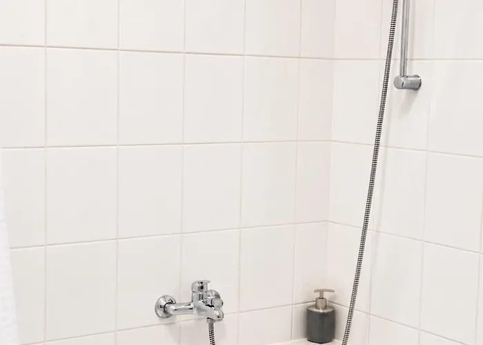Spacious Two Bedroom Near Wiener Stadthalle *