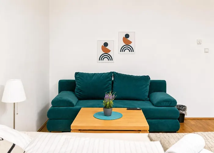 Spacious Two Bedroom Near Wiener Stadthalle Apartamento *